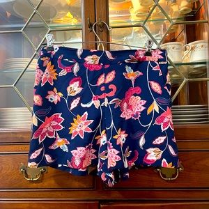 LOFT Outlet Women’s Floral Pull Up Shorts. Size Small